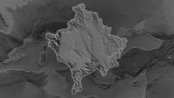 コソボ地域はその周囲の暗い背景で拡大し 成長した グレースケール衝突高度マップ — ストック写真