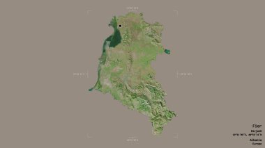 Arnavutluk 'un Fier ilçesi, jeoreferatlı bir sınır kutusunun sağlam bir arka planında izole edilmiş durumda. Etiketler. Uydu görüntüleri. 3B görüntüleme