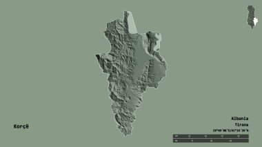 Arnavutluk 'un Korce ilçesinin başkenti sağlam bir zemin üzerinde izole edilmiş durumda. Uzaklık ölçeği, bölge önizlemesi ve etiketleri. Renkli yükseklik haritası. 3B görüntüleme