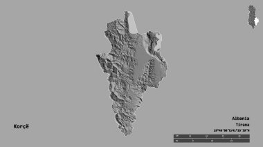 Arnavutluk 'un Korce ilçesinin başkenti sağlam bir zemin üzerinde izole edilmiş durumda. Uzaklık ölçeği, bölge önizlemesi ve etiketleri. Çift seviyeli yükseklik haritası. 3B görüntüleme