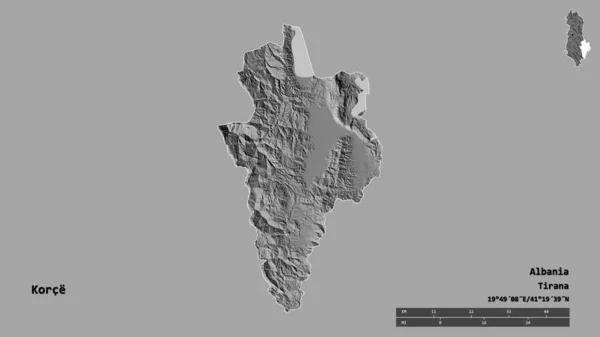 アルバニアの郡であるコルセの形は その首都をしっかりとした背景に孤立させている 距離スケール リージョンプレビュー およびラベル 標高マップ 3Dレンダリング — ストック写真