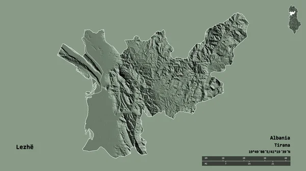 アルバニアの郡Lezheの形状は その首都の強固な背景に孤立した 距離スケール リージョンプレビュー およびラベル 色の標高マップ 3Dレンダリング — ストック写真