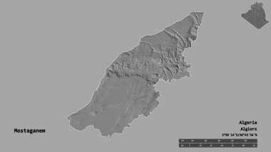Cezayir 'in Mostaganem eyaleti, başkenti sağlam bir zemin üzerinde izole edilmiştir. Uzaklık ölçeği, bölge önizlemesi ve etiketleri. Çift seviyeli yükseklik haritası. 3B görüntüleme