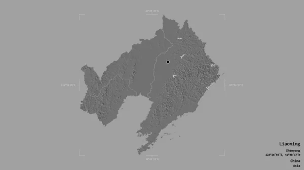 中国の省遼寧省のエリアは 洗練された境界ボックス内の強固な背景に隔離されています ラベル 標高マップ 3Dレンダリング — ストック写真