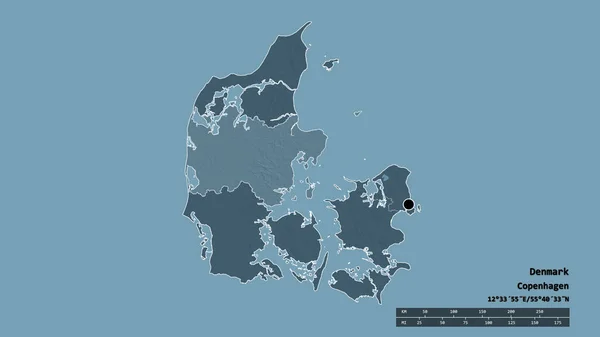 主要な地域部門と分離されたMidtjyllandエリアとデンマークの荒廃した形 ラベル 色の標高マップ 3Dレンダリング — ストック写真