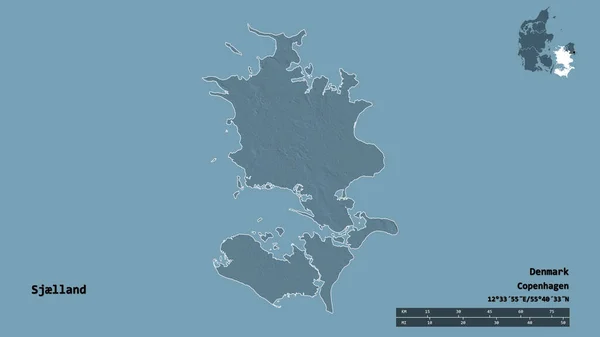 首都がしっかりとした背景に隔離された デンマークの地域であるSjllandの形 距離スケール リージョンプレビュー およびラベル 色の標高マップ 3Dレンダリング — ストック写真