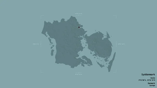 デンマークの地域であるSyddanmarkの地域は 洗練された境界ボックス内の強固な背景に隔離されています ラベル 色の標高マップ 3Dレンダリング — ストック写真