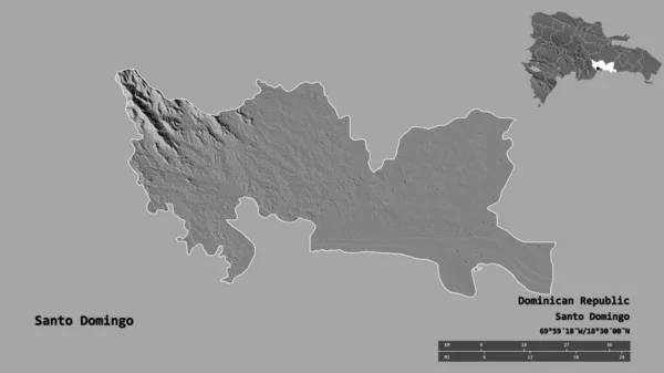 ドミニカ共和国のサントドミンゴ県の形で その首都はしっかりとした背景に隔離されています 距離スケール リージョンプレビュー およびラベル 標高マップ 3Dレンダリング — ストック写真