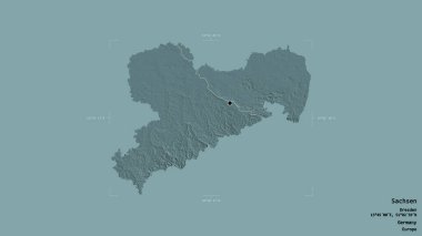 Sachsen bölgesi, Almanya devleti, katı bir arka planda izole edilmiş bir sınır kutusunda. Etiketler. Renkli yükseklik haritası. 3B görüntüleme