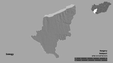 Macaristan 'ın Somogy ilçesi, başkenti sağlam arka planda izole edilmiş. Uzaklık ölçeği, bölge önizlemesi ve etiketleri. Çift seviyeli yükseklik haritası. 3B görüntüleme