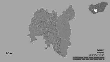 Macaristan 'ın Tolna ilçesi, başkenti sağlam bir zemin üzerinde izole edilmiştir. Uzaklık ölçeği, bölge önizlemesi ve etiketleri. Çift seviyeli yükseklik haritası. 3B görüntüleme