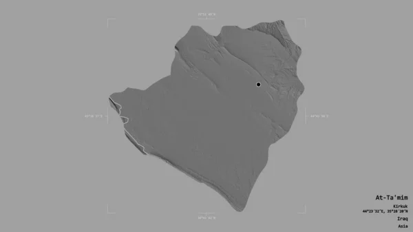 イラクの州であるAt Mimの地域は 洗練された境界ボックス内の強固な背景に隔離されています ラベル 標高マップ 3Dレンダリング — ストック写真