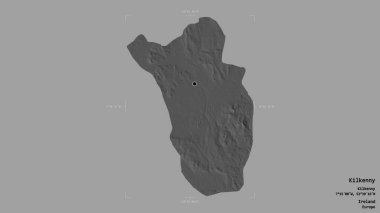 Kilkenny bölgesi, İrlanda eyaleti, sağlam bir arka planda izole edilmiş bir sınır kutusunda. Etiketler. Çift seviyeli yükseklik haritası. 3B görüntüleme