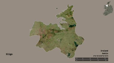 Sligo 'nun şekli, İrlanda eyaleti, başkenti sağlam arka planda izole edilmiş. Uzaklık ölçeği, bölge önizlemesi ve etiketleri. Uydu görüntüleri. 3B görüntüleme