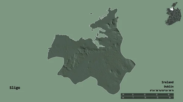 アイルランドの郡であるスライゴの形で その首都はしっかりとした背景に孤立している 距離スケール リージョンプレビュー およびラベル 色の標高マップ 3Dレンダリング — ストック写真
