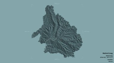 Mokhotlong bölgesi, Lesotho bölgesi, katı bir arka planda izole edilmiş bir sınır kutusunda. Etiketler. Renkli yükseklik haritası. 3B görüntüleme