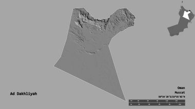 Ad Dakhliyah 'ın şekli, Umman bölgesi, başkenti sağlam arka planda izole edilmiş. Uzaklık ölçeği, bölge önizlemesi ve etiketleri. Çift seviyeli yükseklik haritası. 3B görüntüleme
