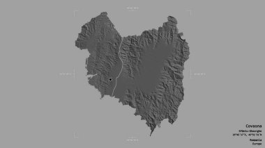 Romanya 'nın Covasna ilçesi, jeoreferatlı bir sınır kutusunun sağlam bir arka planında izole edilmiş. Etiketler. Çift seviyeli yükseklik haritası. 3B görüntüleme