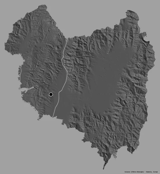Romanya 'nın Covasna ilçesi, başkenti katı renk arka planına izole edilmiş durumda. Çift seviyeli yükseklik haritası. 3B görüntüleme