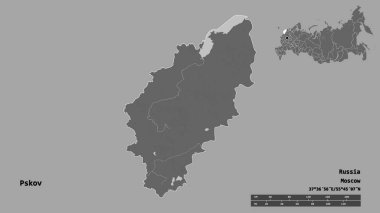 Rusya 'nın Pskov bölgesi, başkenti sağlam bir zemin üzerinde izole edilmiş. Uzaklık ölçeği, bölge önizlemesi ve etiketleri. Çift seviyeli yükseklik haritası. 3B görüntüleme