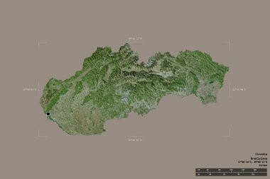 Slovakya bölgesi katı bir arka planda izole edilmiş bir sınır kutusunda. Ana bölgesel bölüm, mesafe ölçeği, etiketler. Uydu görüntüleri. 3B görüntüleme