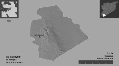 Suriye ili ve başkenti As Suwayda 'nın şeklidir. Uzaklık ölçeği, ön gösterimler ve etiketler. Çift seviyeli yükseklik haritası. 3B görüntüleme