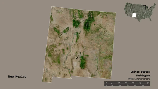 ニューメキシコ州の形 米国本土の状態 その資本は 固体の背景に隔離されました 距離スケール リージョンプレビュー およびラベル 衛星画像 3Dレンダリング — ストック写真