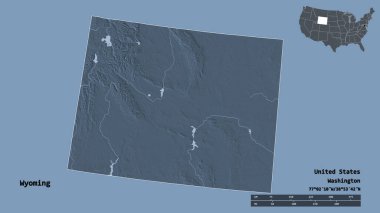Birleşik Devletler 'in Wyoming eyaleti, başkenti sağlam arka planda izole edilmiş. Uzaklık ölçeği, bölge önizlemesi ve etiketleri. Renkli yükseklik haritası. 3B görüntüleme