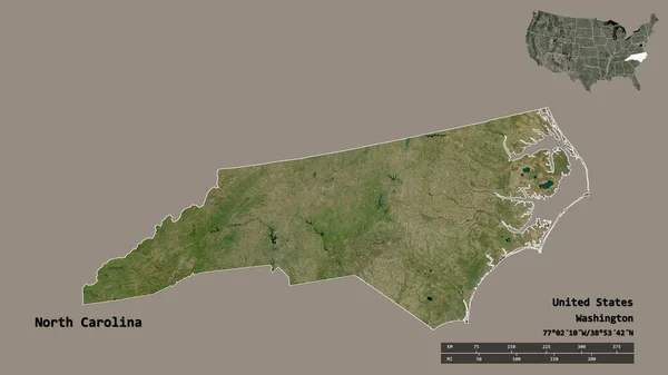 ノースカロライナ州の形 米国本土の状態 その資本金は 固体背景に隔離されています 距離スケール リージョンプレビュー およびラベル 衛星画像 3Dレンダリング — ストック写真