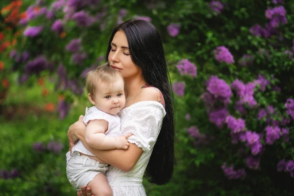Mãe autêntica segurando criança — Fotografia de Stock