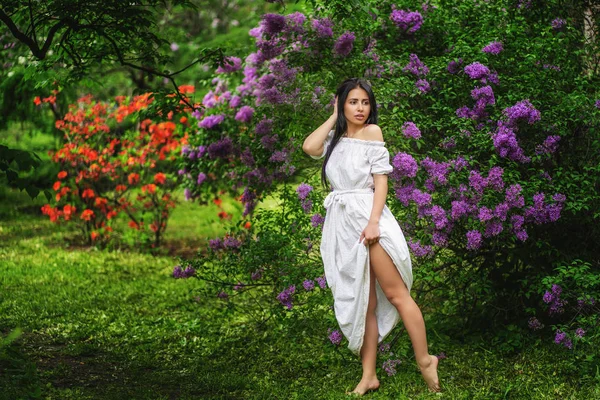 Belle femme dans un jardin de printemps sous un arbre en fleurs — Photo