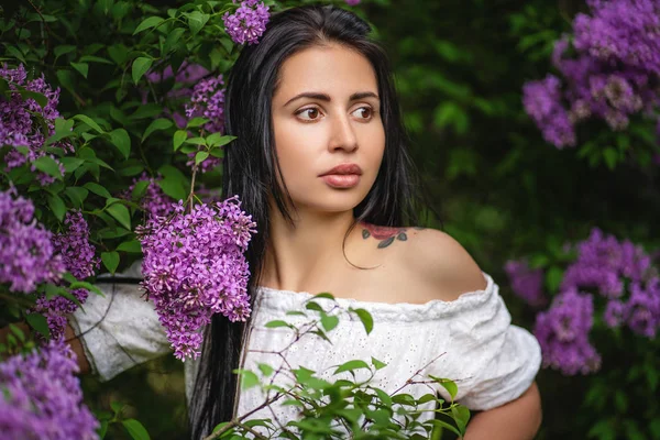 Porträt einer Frau im blühenden Garten — Stockfoto