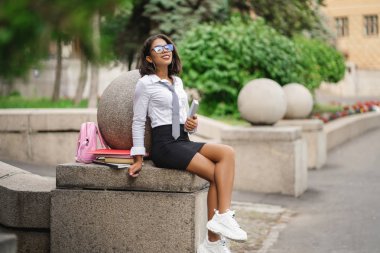 Elinde ders kitapları ile gözlük şık bir Afrikalı Amerikalı kız portre