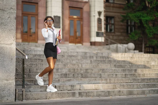 아프리카계 미국인 학생이 책을 손에 들고 계단을 내려갑니다.. — 스톡 사진