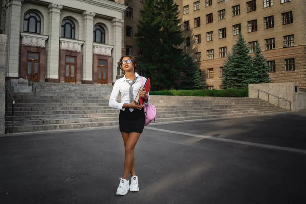 屋外でフォルダを持つ幸せな学生.教育夏休みとキャンパスコンセプト — ストック写真