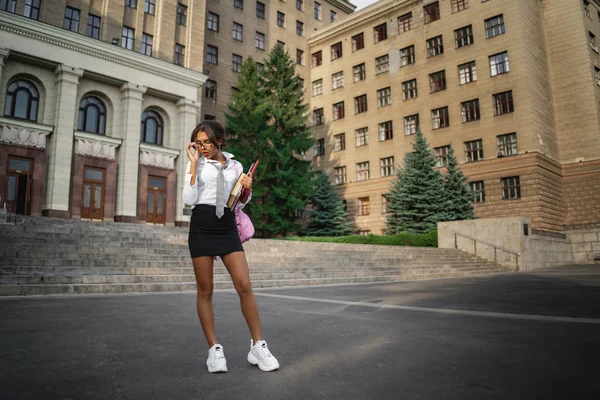 학생 소녀 에 안경 과 유니폼 포즈 근처 캠퍼스 — 스톡 사진