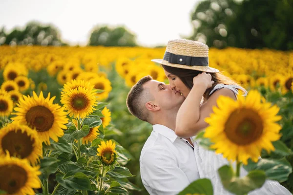 Mladí manželé milují venkovní posezení. Úchvatný smyslný venkovní portrét o — Stock fotografie