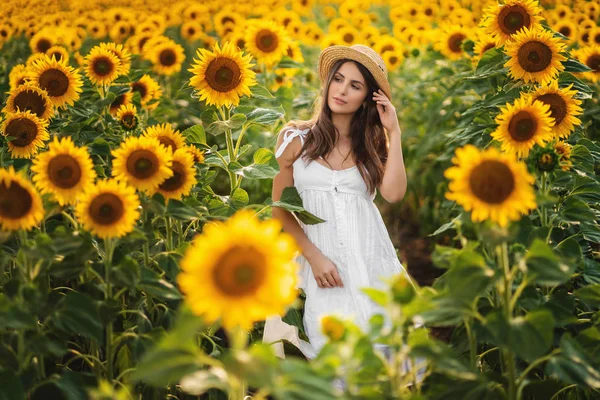 Schönheit Mädchen im Freien genießen die Natur. schöne Teenager-Modell gi — Stockfoto