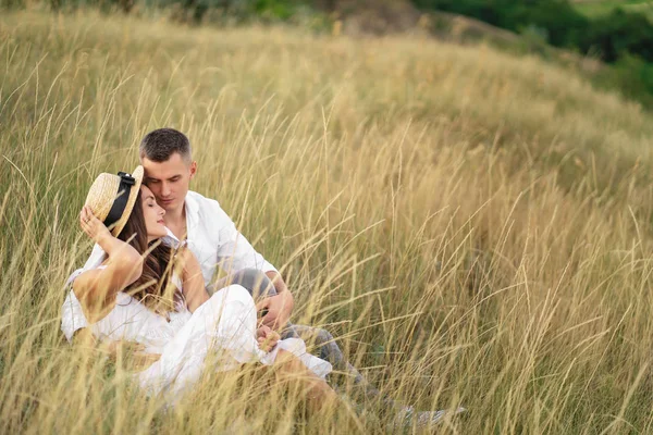 Férfi és nő pihentető együtt a fű mező countrysid — Stock Fotó