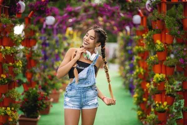 Una adolescente africana sonriente. en el fondo el arco de flo — Foto de Stock