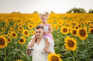 Mutlu baba ve çocuk açık havada vakit