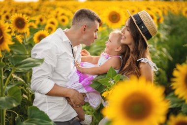 Otantik aile ayçiçeği bir yaz alanında oynuyor