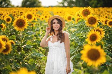 bac güzel bir genç gülümseyen mutlu esmer kız portresi