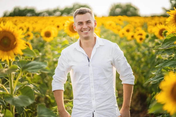 Bauer auf einem Sonnenblumenfeld. Oberbäuerlicher Mann steht und steht — Stockfoto