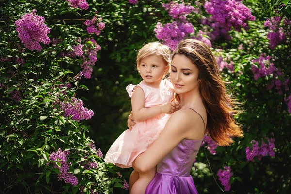 Giovane bella madre tiene la sua figlioletta tra le braccia. Mo — Foto Stock