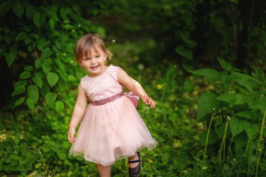 Parkta yürüyen sevimli çocuk