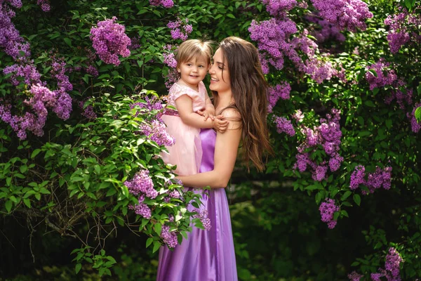 Mamma felice e figlioletta al parco fiorito . — Foto Stock