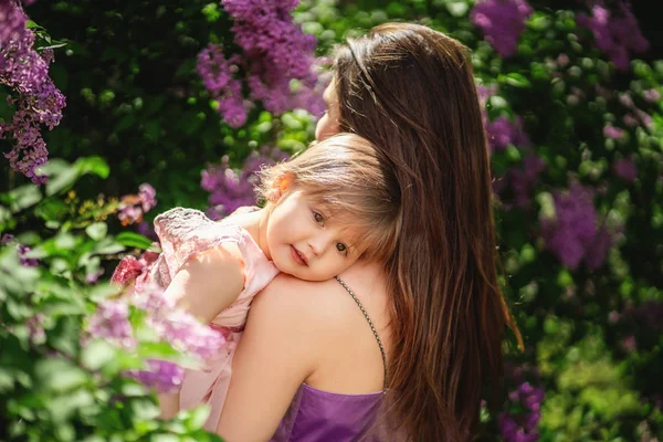 Bambina mettere la testa sulla spalla di sua madre e guarda t — Foto Stock