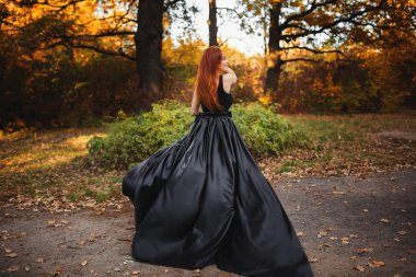 Kızıl saçlı bir kız güneşin toplantısına koşuyor. Fotoğraflar...