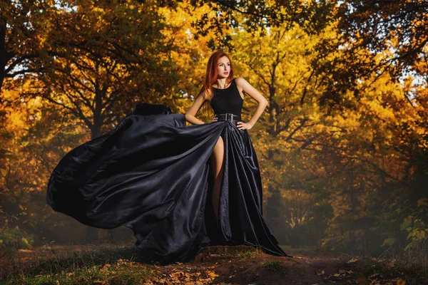 Fashion model lady in windy autumn park — Stock Photo, Image